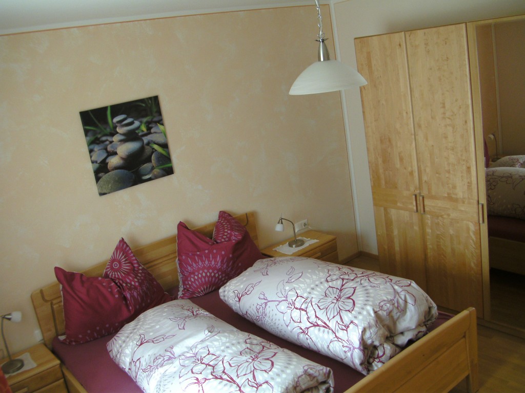 Schlafzimmer 1